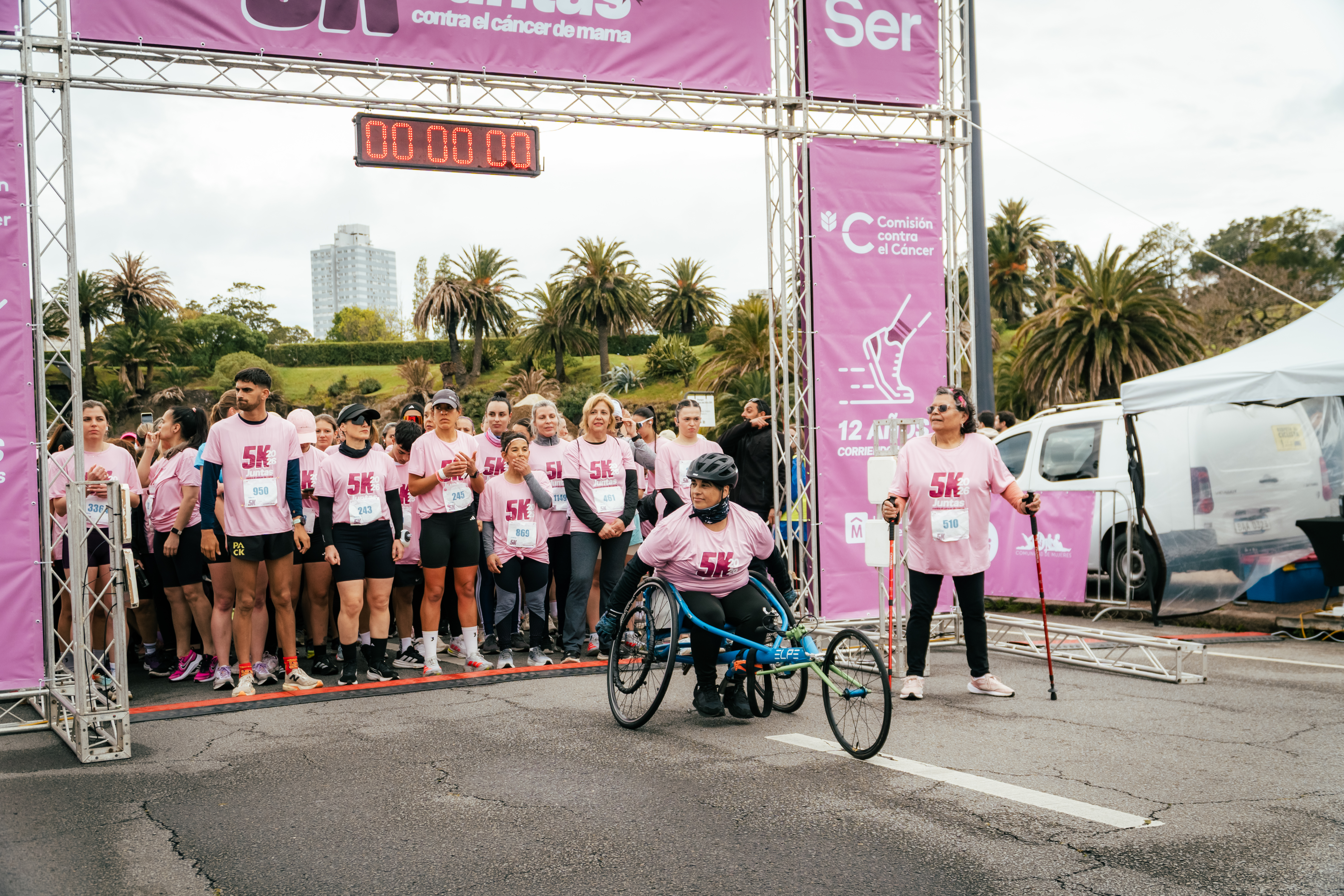 Más de 4.000 mujeres se encontraron en el Parque Rodó para correr juntas contra el cáncer de mama